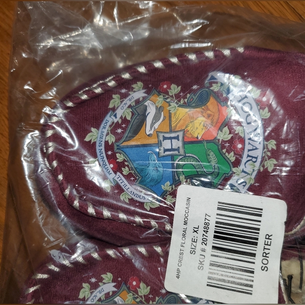 Women's Hogwarts Crest Moccasins - Burgundy - Picture 5 of 6
